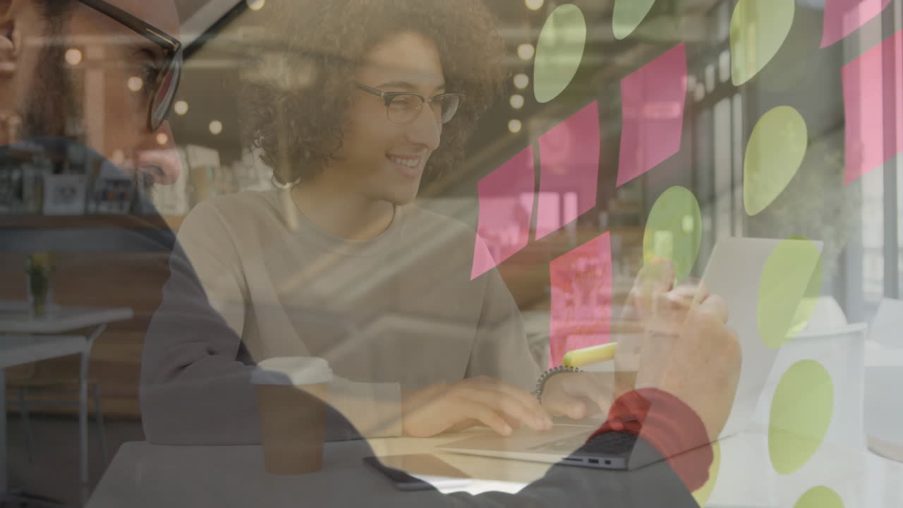 animación de una mujer sonriente usando una computadora portátil en un café, durante una tormenta de ideas, un hombre de negocios escribiendo notas