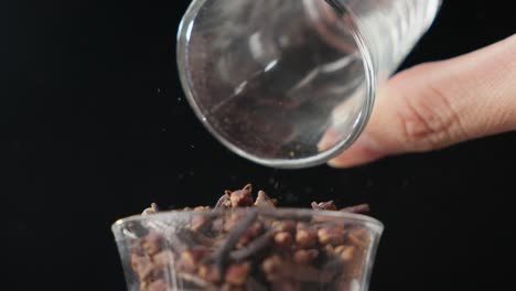 derramando como susurros en el vaso, cada clavo enroscado susurro de especia