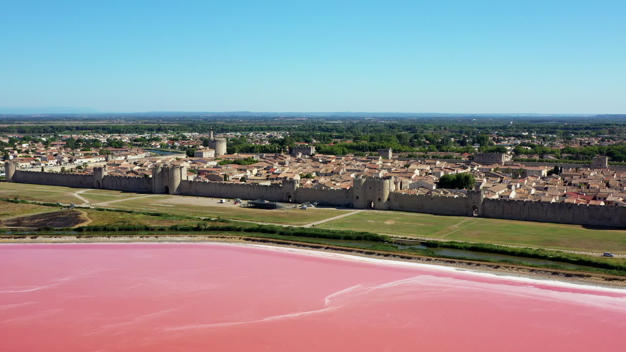 분홍 소금 호수 옆에 위치한 화창한 여름날 프랑스 카마르그에 있는 역사적인 마을 에그 모르트