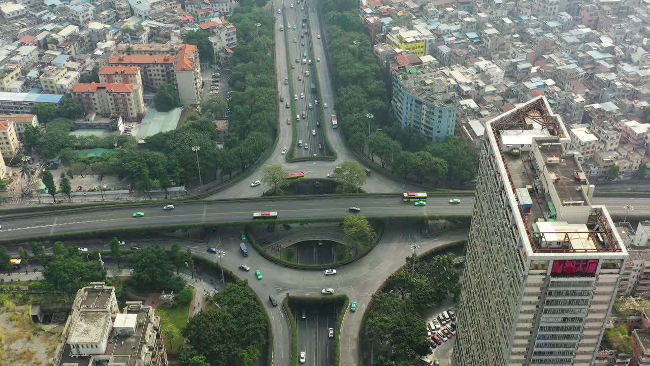Pemandangan udara lalu lintas jalan di bundaran kota Guangzhou pada siang hari, 4K, Tiongkok.