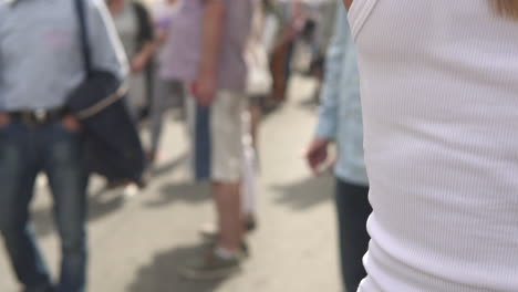 vista de gente caminando por la calle, imagen borrosa, caras invisibles