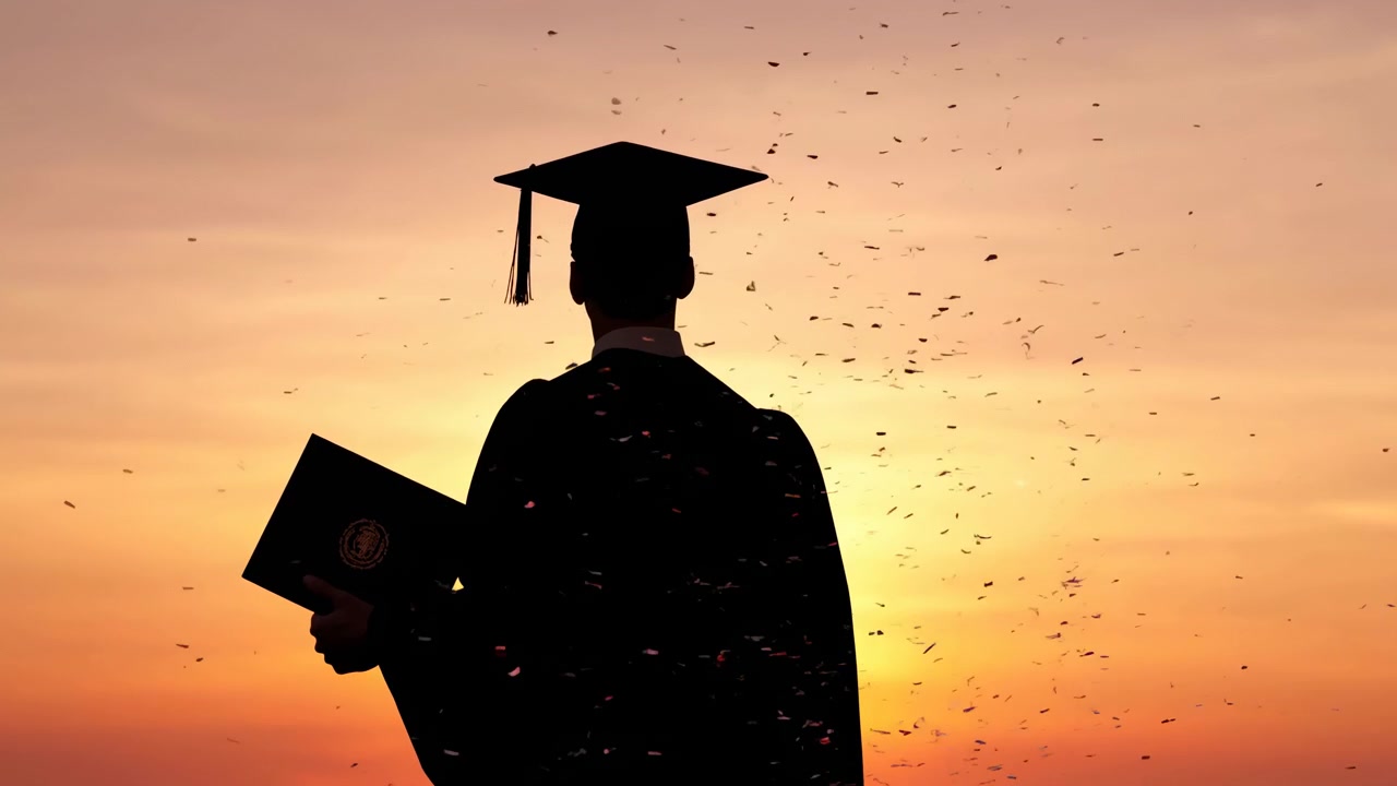 Laureati che leggono libri al tramonto con umore pensieroso e riflessivo, vista laterale, toghe di stoffa, istruzione, luce naturale, sfondo pulito, spazio per il testo, moderno, luminoso, caldo, freddo, vivido, drammatico