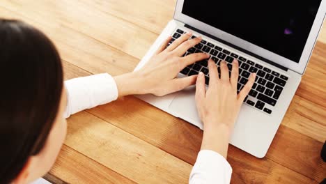 Businesswoman-using-laptop