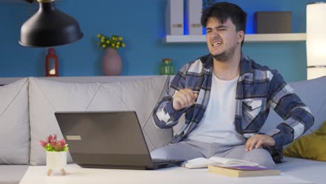 un estudiante se enoja cuando ve malos resultados de exámenes en la computadora portátil.