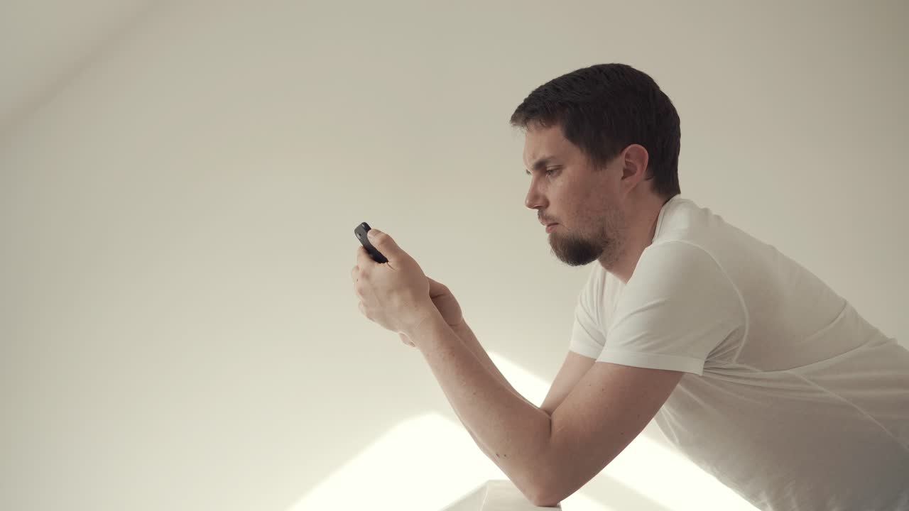 드폰을 바라보는 남자