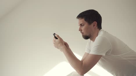 hombre mirando su teléfono