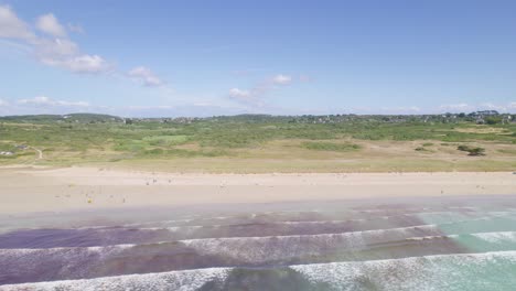 vuelo aéreo sobre la playa de goulien y surfistas en gran bretaña, francia