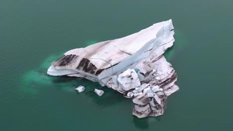 vista aérea de un gran iceberg en un famoso lago de islandia