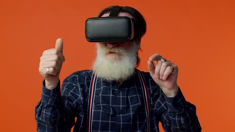 hombre anciano usando realidad virtual vr aplicación auricular casco para jugar simulación 3d 360 dibujo de videojuegos