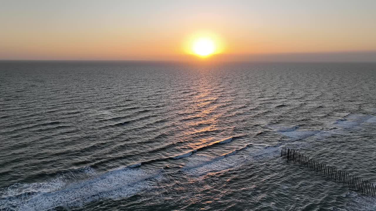 Vista aerea con drone dell'alba sul Golfo del Messico