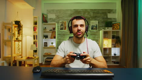 pov de un joven con auriculares en una habitación con luz de neón