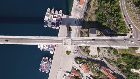 desde arriba hacia abajo del puente dr. franjo tudman mientras los coches conducen por debajo, dubrovnik, croacia