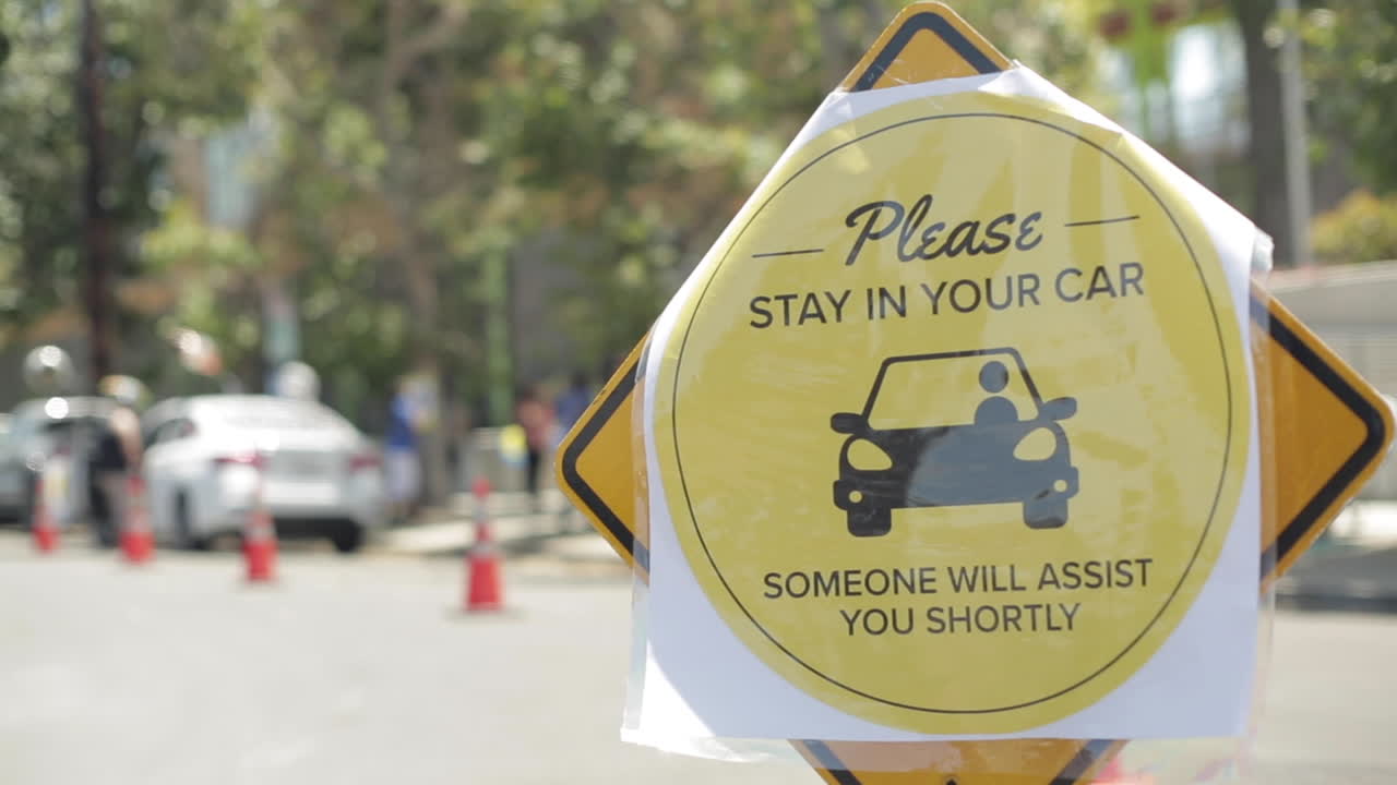 초등학교에서 사회적 거리 covid-19 전염병 교육 표지판