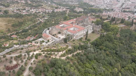 Drohnenaufnahmen-Aus-Der-Luft-Eines-Klosters-In-Tomar,-Portugal,-Genannt-Convento-De-Cristo