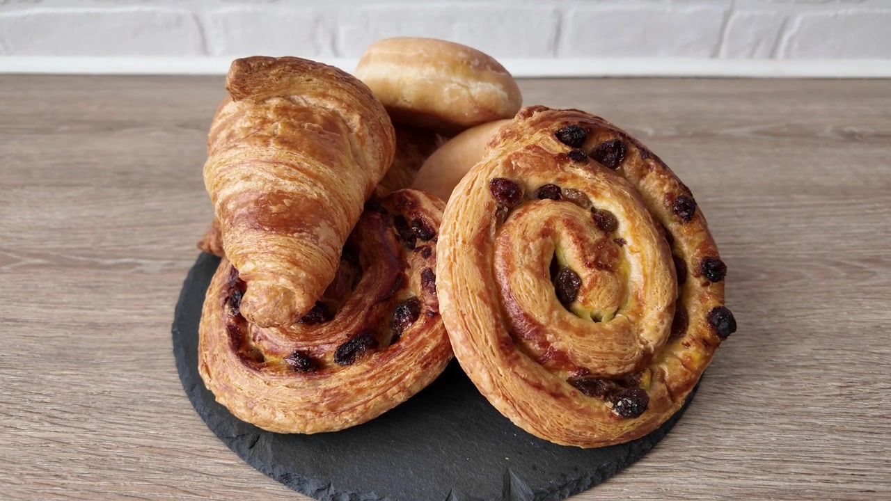 Pasticcini assortiti e cornetti freschi.