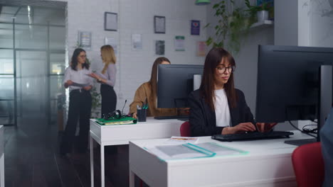 mujeres que trabajan en una oficina moderna
