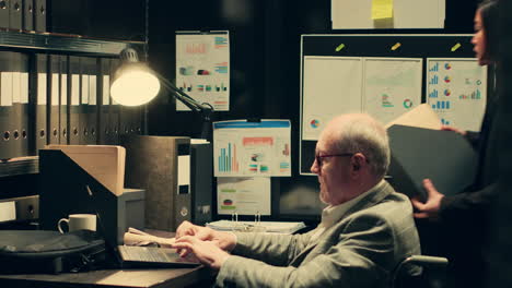 inspector consultando con un experto sobre materiales archivados y registros de autopsia