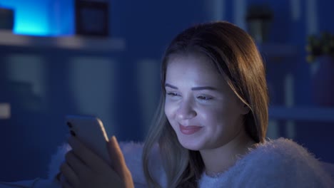 una joven feliz y alegre enviando mensajes de texto.