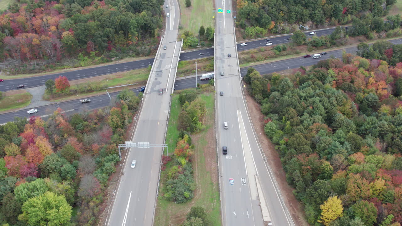 마 ⁇ 보로, 매사추세츠의 도널드 린치 대로와 495번 도로 위의 드론 영상