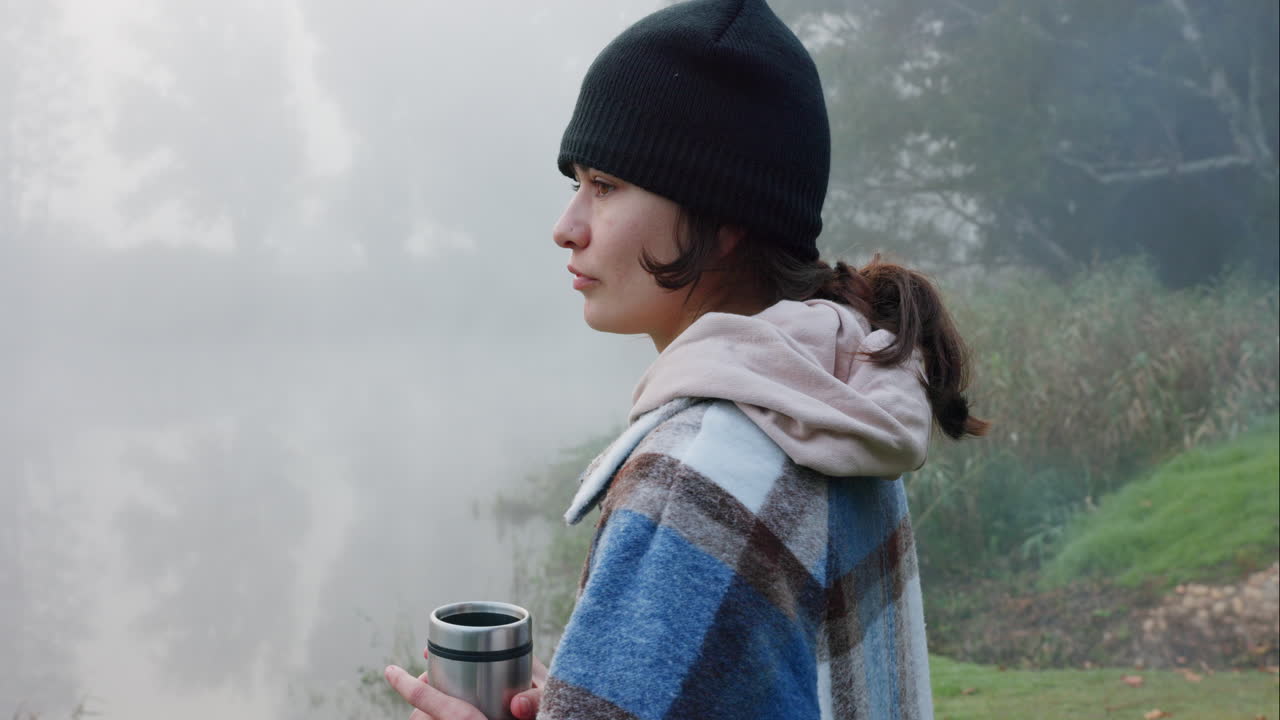 캠핑, 커피, 자연 속에서 휴식을 취하는 여자