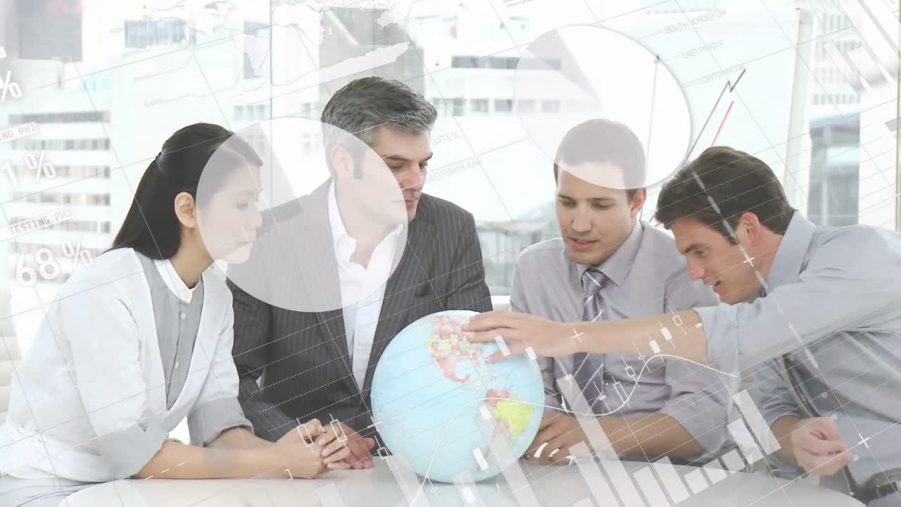 анимация обработки финансовых данных над различными деловыми людьми в офисе