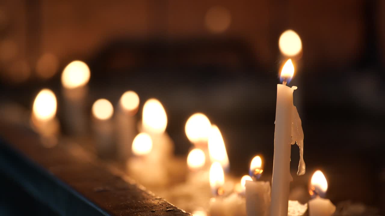 Candele accese in una chiesa
