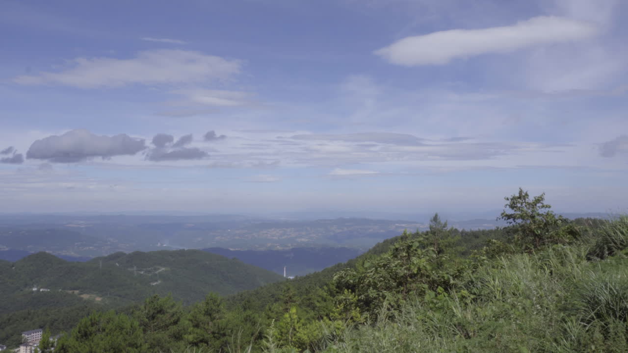 산꼭대기에 바람이 불었다