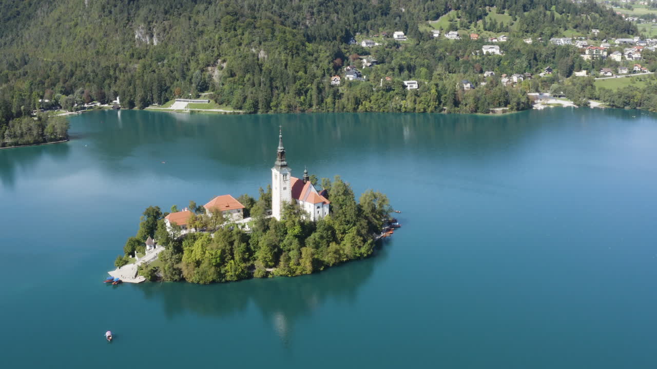 Vista panoramica sul Lago di Bled con una chiesa dedicata all'Assunzione di Maria su una piccola isola, Alpi Giulie, Slovenia - ripresa aerea con drone