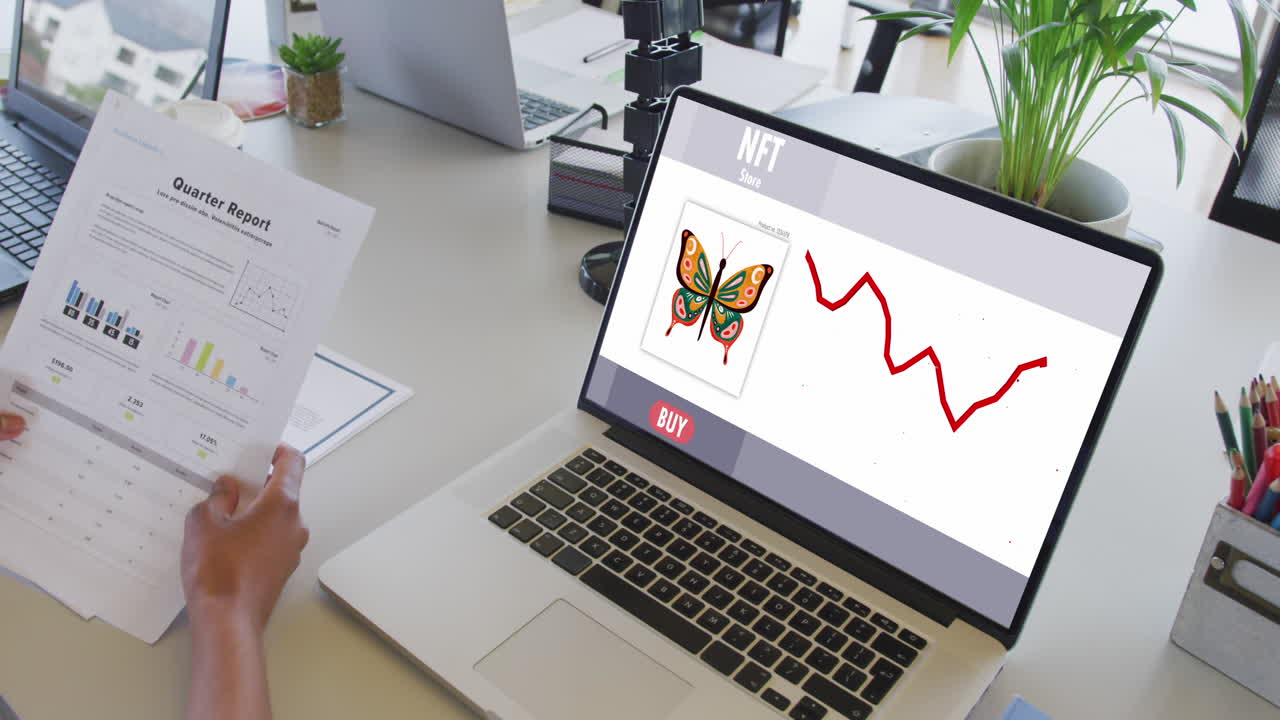 mujer de negocios afroamericana usando una computadora portátil para llamadas de video con procesamiento de datos