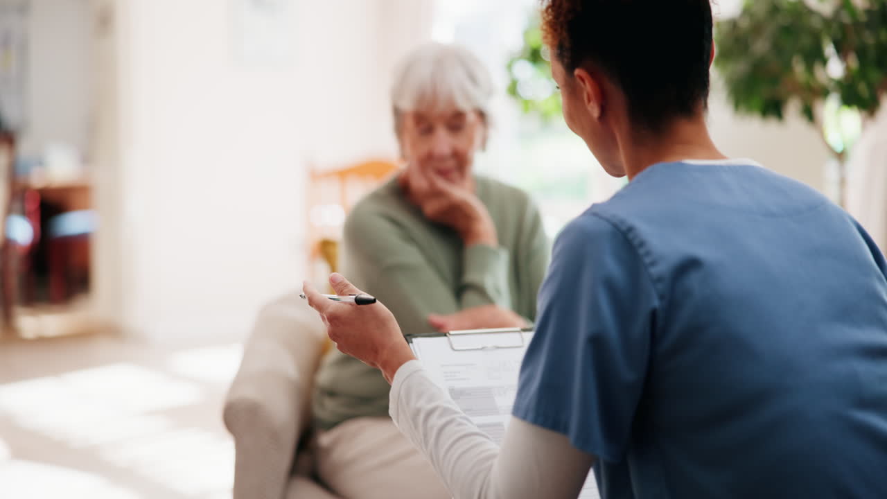 노인 환자와 상담하는 간호사