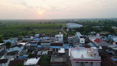 Tiro-De-Drone-Temprano-En-La-Mañana-De-Un-Pequeño-Pueblo,-Casas-Viejas-Y-Nuevas,-Drone-Volando-De-Regreso,-Pueblo-De-Gujrat,-Desarrollo-Rural