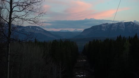 Toma-En-Cámara-Lenta-De-Un-Hermoso-Paisaje-De-Puesta-De-Sol-Sobre-Las-Montañas-Rocosas-De-Canadá-Nevadas