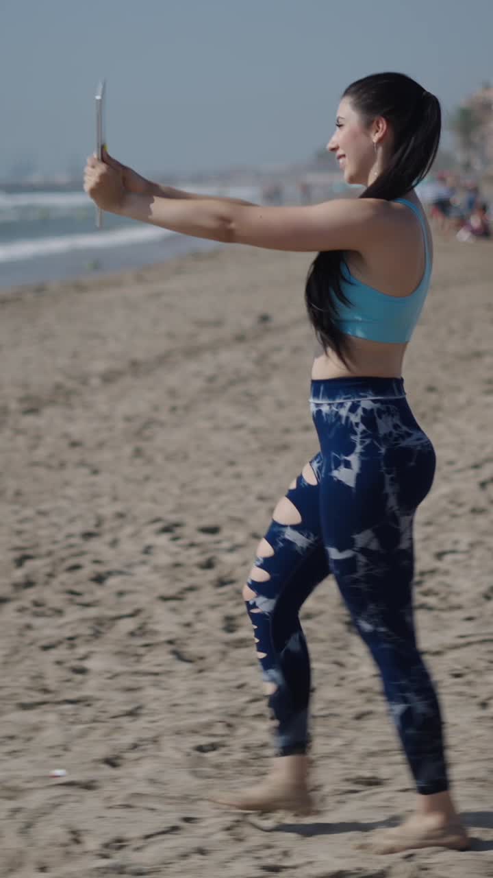 mujer tomando un selfie en la playa