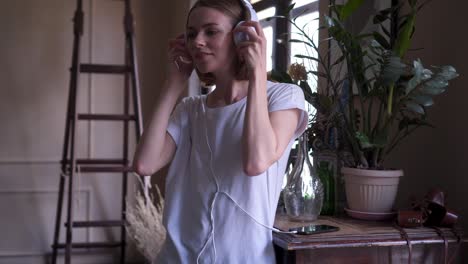 joven atractiva escuchando la música en el interior vintage