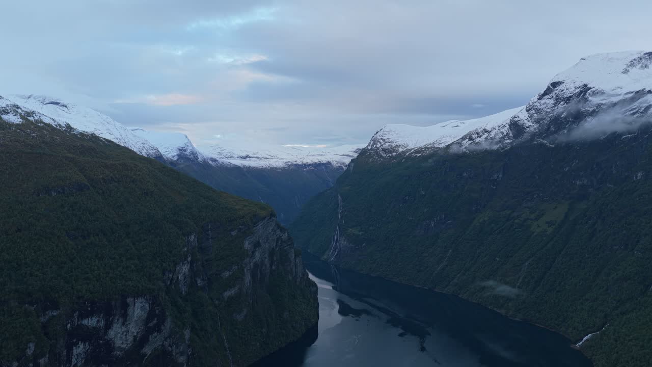 Ripresa con drone di montagne innevate sopra il pittoresco Geirangerfjord, Norvegia