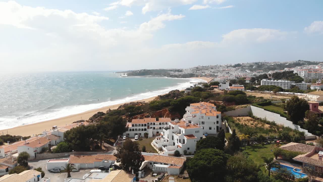 Vista aérea de la playa de Albufeira y el Océano Atlántico en un día soleado