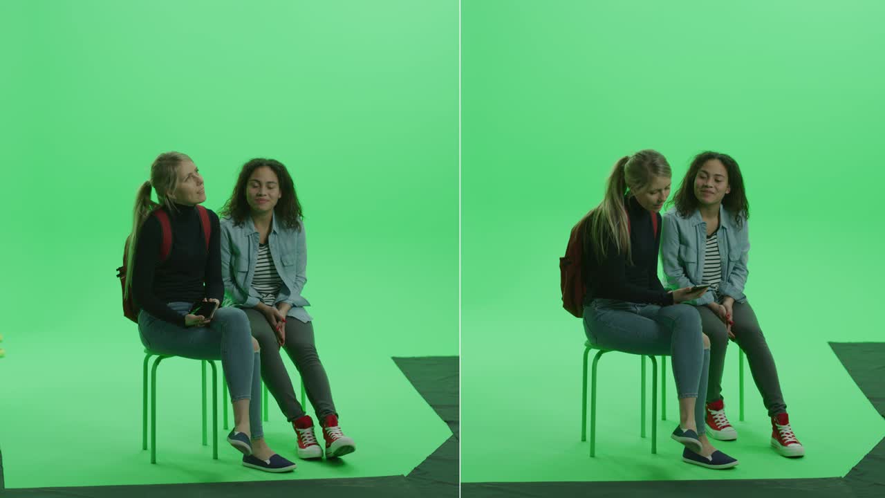 2 인 1 스플릿 그린 스크린 콜라지: 두 젊은 여성이 대화하고, 소문, 재미, 스마트 폰에서 소셜 미디어와 인터넷을 확인하면서 크로마 키 의자에 앉아 있습니다.