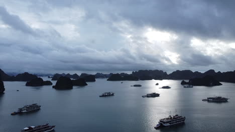 experimente la belleza natural de la bahía de halong a través de nuestras imágenes de drones de alta calidad