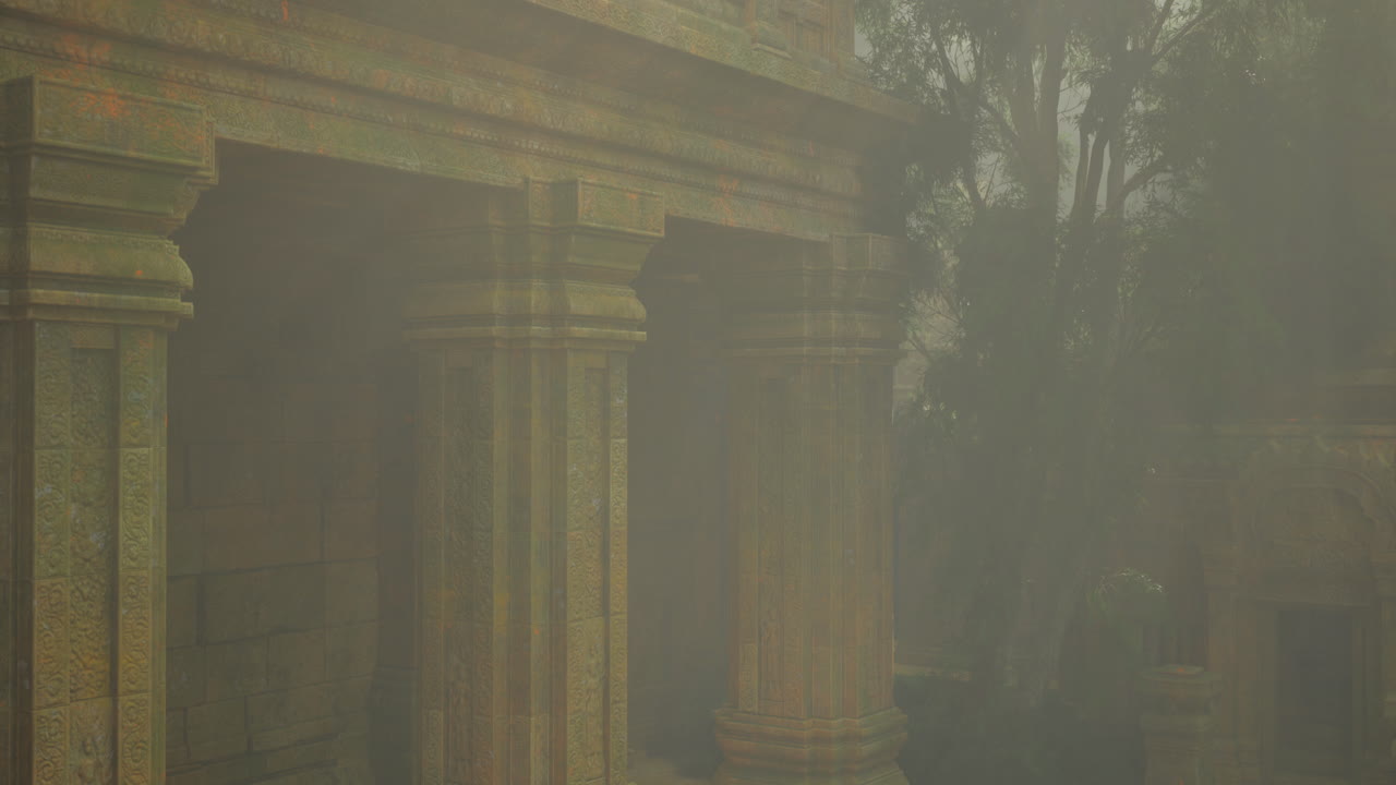 Antiche colonne di pietra avvolte nella nebbia vicino a un sito storico al crepuscolo