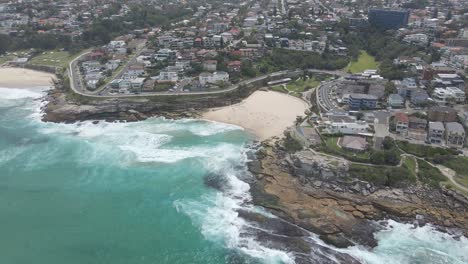 Vista-Aérea-De-La-Playa-De-Tamarama-En-La-Bahía-De-Mackenzies-Con-Olas-Rompiendo-En-Los-Suburbios-Del-Este,-Sydney-Nsw,-Australia