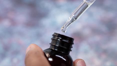 aplicación de aceite esencial con gotero