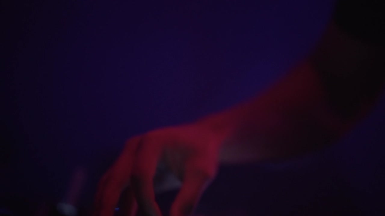 DJ spiller musik på en natklub