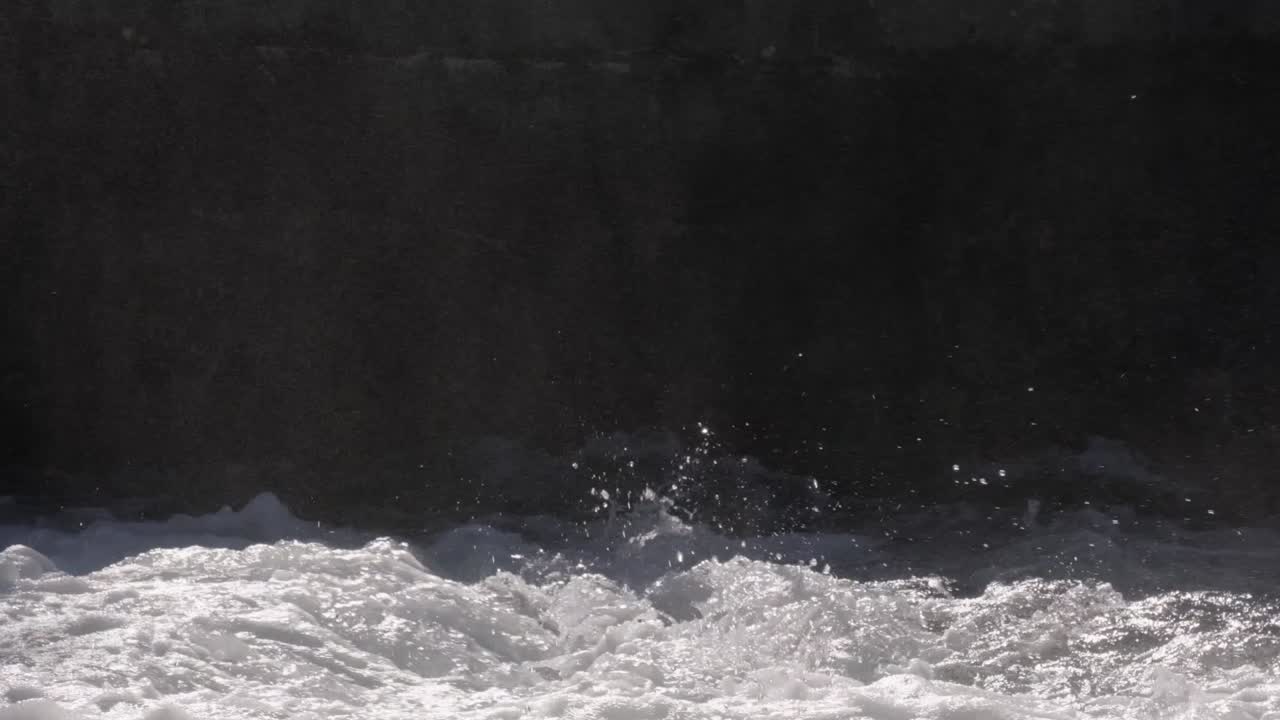 Wild water from river Aare splashing