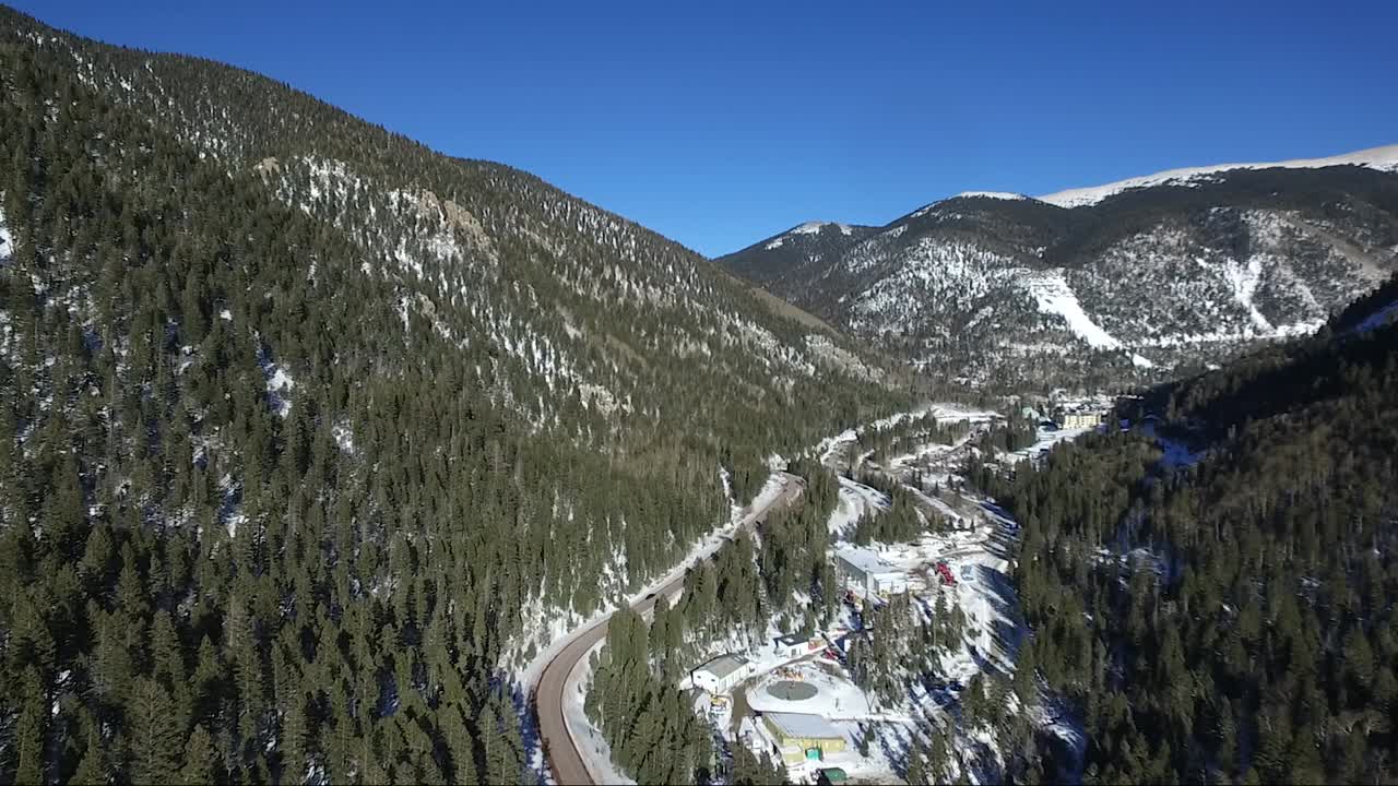 video de drones de las montañas rocosas en taos nuevo méxico cerca de colorado durante el invierno en la nieve