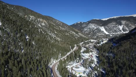 Video-De-Drones-De-Las-Montañas-Rocosas-En-Taos-Nuevo-México-Cerca-De-Colorado-Durante-El-Invierno-En-La-Nieve