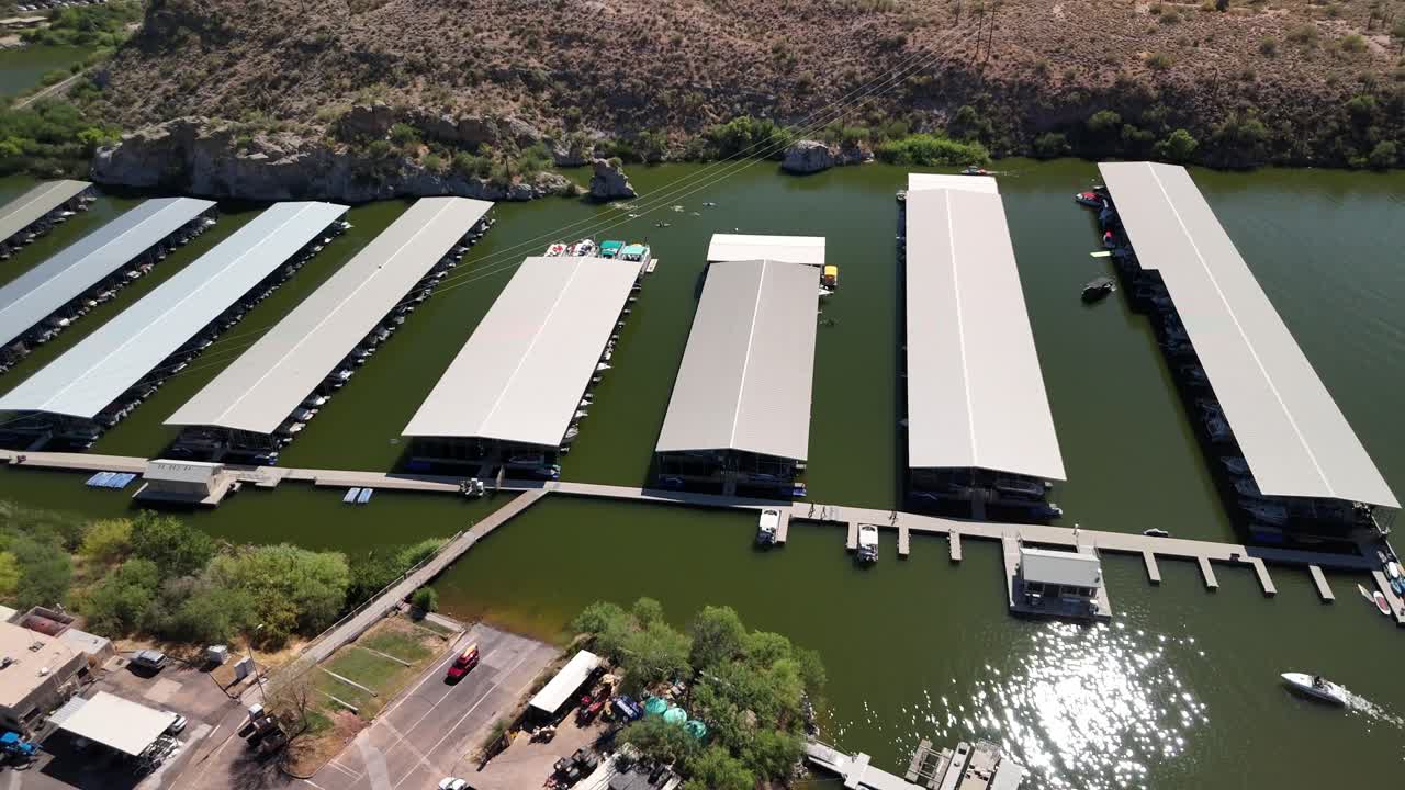canyon lake marina en tortilla flat az cerca de phoenix vista aérea de un avión no tripulado mirando hacia abajo