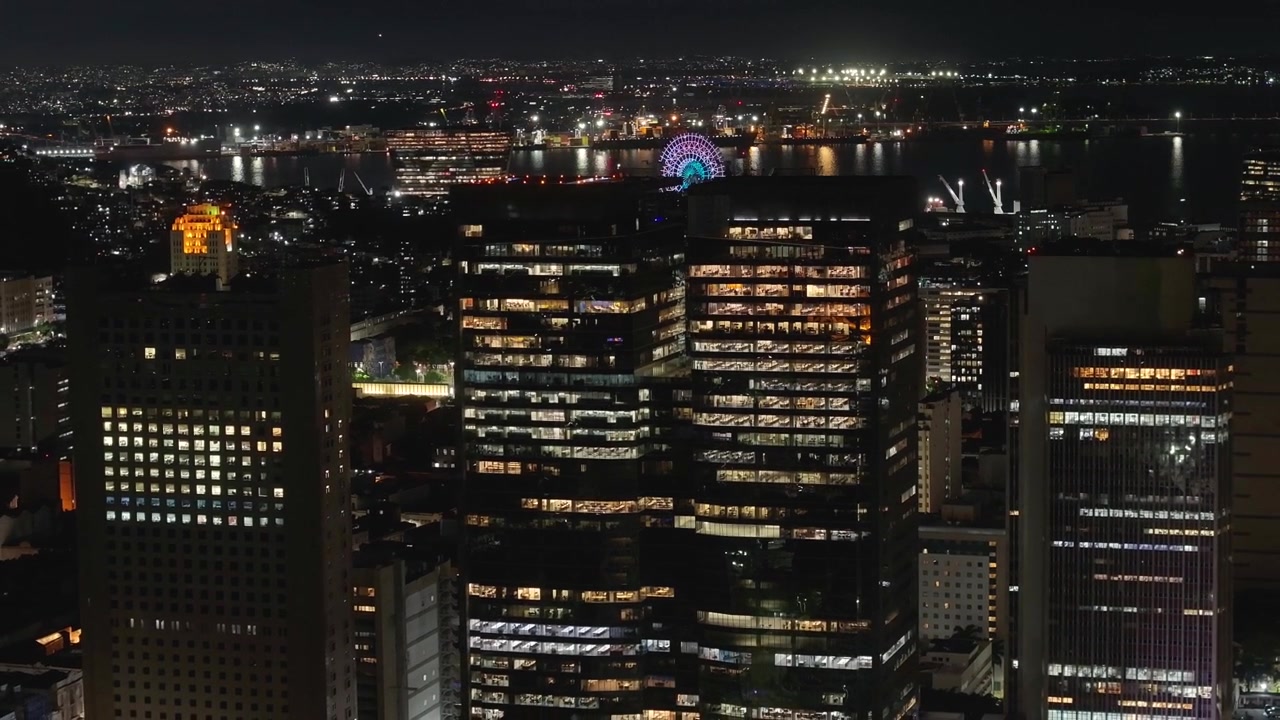 Edifícios corporativos no Rio de Janeiro, Brasil. Paisagem com roda-gigante iluminada. Distrito central. Edifícios altos. Turismo de vida noturna.