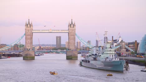 Tower-Bridge-al-anochecer