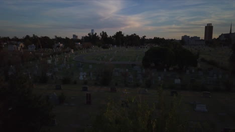 Toma-Aérea-De-Establecimiento-De-Un-Cementerio-Al-Atardecer