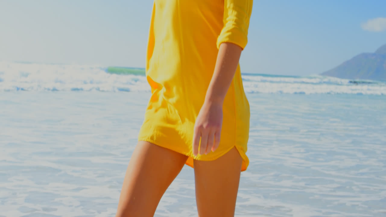 해변에서  ⁇ 고 있는 여자 4k